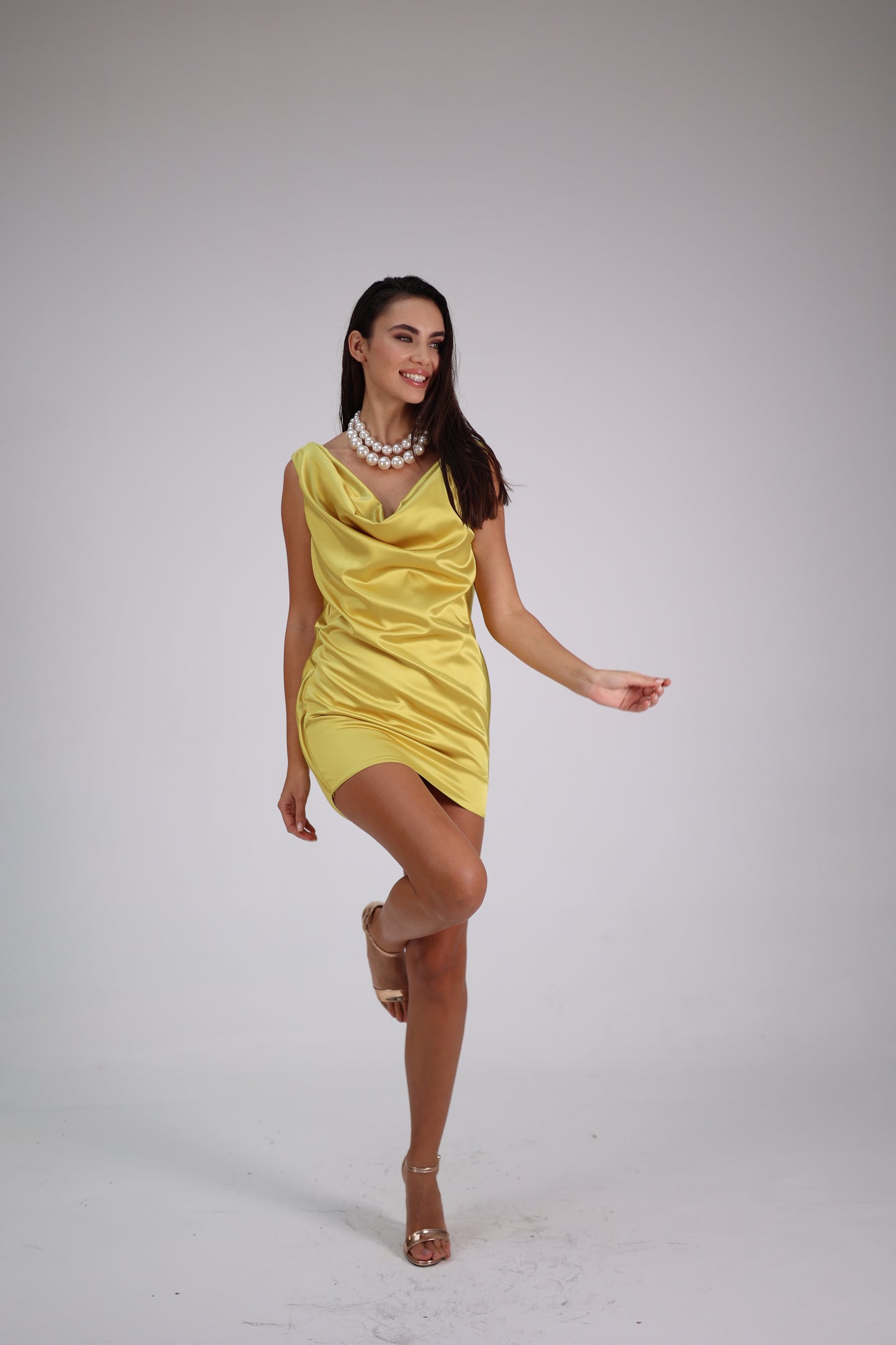 Luna Elegance - Sarı Degaje Yaka Saten Elbise