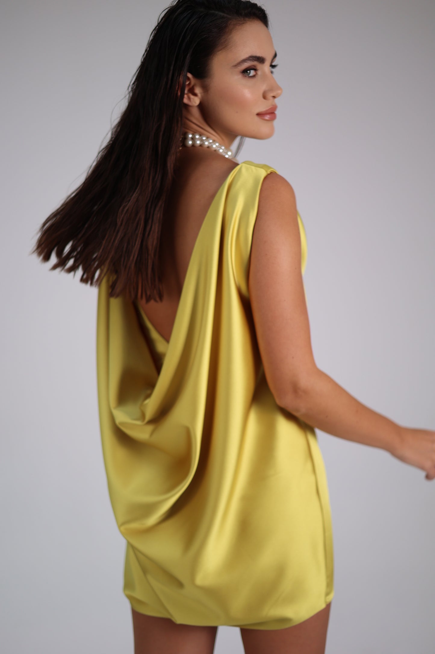 Luna Elegance - Sarı Degaje Yaka Saten Elbise